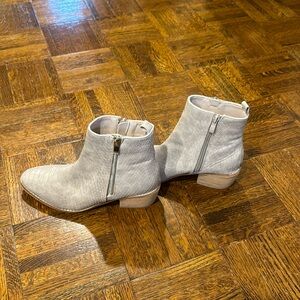 Taupe ankle boot. 5 1/2.  Zipper